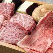 黒毛和牛のイチボやリブロース、たんなど、上質な和牛の希少部位も店主の人脈で仕入れています。また、地産地消も大切に、お米は豊後米、地元農家の方や実家の畑で採れるフレッシュ野菜もたっぷりと使っています。
