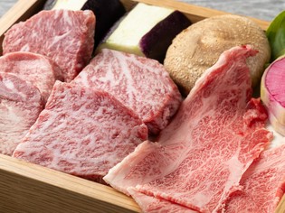 九州産黒毛和牛や、地元農家や実家のフレッシュ野菜を中心に