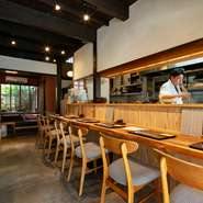 歴史ある京町家の建物をリノベーションした店内は、落ち着きのある温かな雰囲気。だしの効いた料理の数々で、ゆったりと肩の力を抜くことができます。街の喧騒から離れて、体に沁み渡る和食を味わってはいかが。
