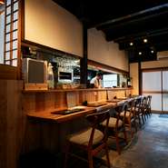 自身も日本酒好きだと話す福安氏。日本全国、季節に合った日本酒を酒店と相談して都度仕入れているそうです。和食に合う柔らかな口当たりのワインも各種取り揃えており、料理とのペアリングも楽しめます。