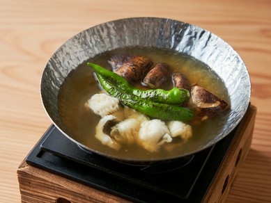 フワフワな身と共に、松茸の香りを楽しむ『鱧と松茸の小鍋』