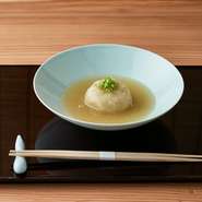 蓮根をすりおろし、蒸して団子の形に仕上げた一品。モチッとした不思議な食感の中に、蓮根本来の素朴な甘さが垣間見えます。あんかけ状にしただしは、トロリと口当たり滑らか。シンプルながら美しい料理です。