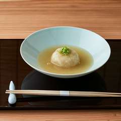 白く輝く美しさ！素朴な甘さがだしで引き立つ『蓮根饅頭』