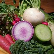 よく使用するのは、色鮮やかな京野菜。京都の農家と直接やり取りし、新鮮な野菜を仕入れています。旬の物を見極めて使用するため、料理ごとに季節を感じられるのも魅力。素材の旨みが際立つ和食にぴったりです。