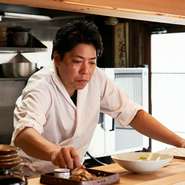 ゲストにはゆったりと寛ぎながら食事を楽しんで欲しいという福安氏。木の趣が感じられる、アットホームな雰囲気の中で、おいしい料理とお酒を堪能してもらえるように、心を尽くしてもてなしているそうです。