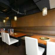 広々とした店内には、テーブル席・掘りごたつ席・座敷席を完備。柔らかな明かりが、落ち着いた雰囲気を醸し出しています。漂う匂いや音に五感が刺激される、贅沢な焼肉時間を過ごしてはいかがでしょう。