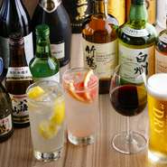 焼肉は、コースで堪能するもよし、自分の好みに合わせてアラカルトで選ぶもよし。2種類の飲み放題も用意されているので、自由自在に楽しめます。笑い声が響く中、充足感に満ちた時間を過ごしてはいかが。