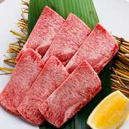 サイドメニューやスイーツ、ランチメニューなど、バラエティ豊かなメニューが魅力。半個室席は子ども連れでも気軽に利用ができるので、三世代揃っての食事会にもオススメです。分煙なのもうれしいところ。