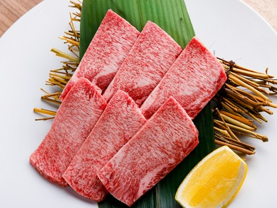 焼肉のおいしさを共有する、笑顔あふれる家族団らんに