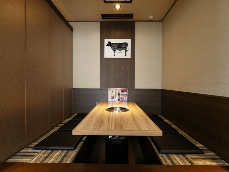 立ち上る香りと快音に会話が弾む、楽しい焼肉時間