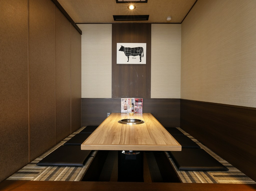 立ち上る香りと快音に会話が弾む、楽しい焼肉時間