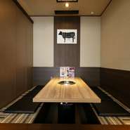 足を伸ばして座れる掘りごたつ席は、会社の飲み会や女子会はもちろん、会食の席にも最適。飲み放題が付けられるコースで、焼肉の魅力を満喫できます。シーンに合わせて、半フロア貸切利用なども相談可能です。