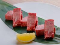 噛むほどに旨みが広がる『厚切りタン塩』