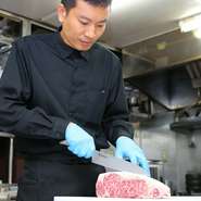 「商品・サービス・価格」のすべてに満足してもらえるよう心がけているそう。セラミック炭火タイプの無煙ロースターを設置しているのも細やかな配慮の一つ。匂いを気にすることなく、肉そのものの味を堪能できます。