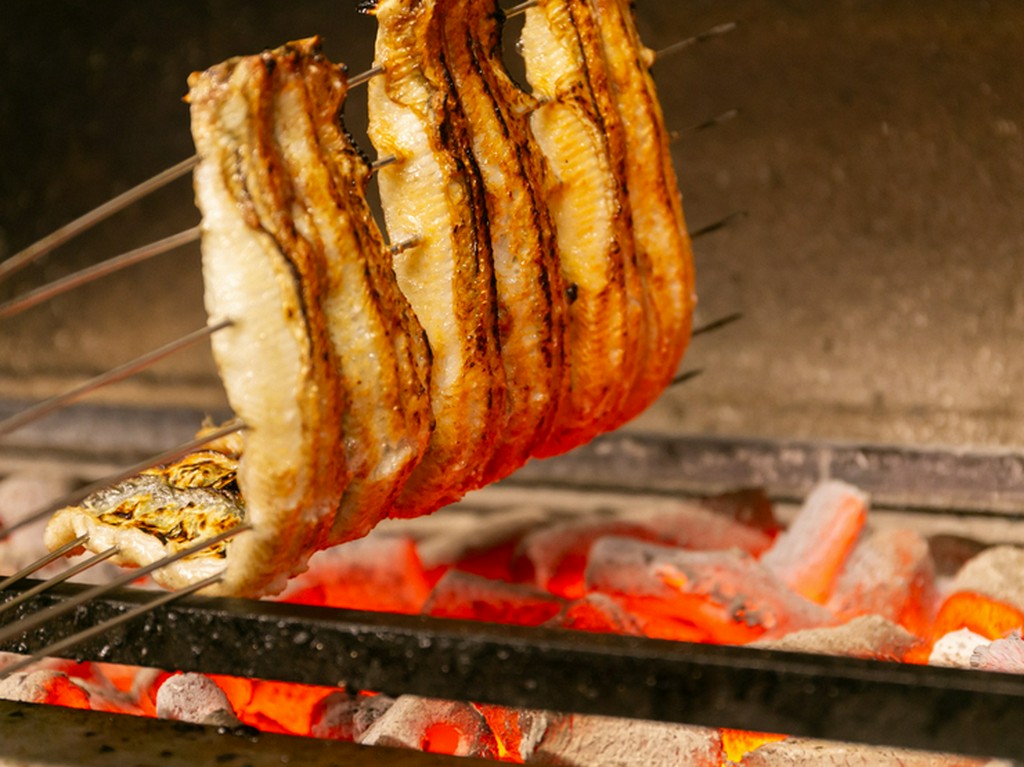 特大の「青うなぎ」を紅蓮の炎でパリッ＆ふわトロに仕上げる