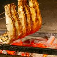 「青うなぎ」と称される最高級の活うなぎの中でも、特大サイズを厳選。関西風に腹開きし、炭火でじっくり焼き上げ、表面はパリッと香ばしく、身はふんわりトロトロのおいしさに。豊富なメニューも大きな魅力！