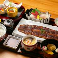特別な日を祝うのにぴったりな贅沢で祝祭感がある、うなぎ料理の宝庫。家族の慶事、各種記念日、入学や卒業のお祝い、還暦など人生の節目の宴の舞台として、重宝します。駅近で皆が集まりやすいのもメリット。