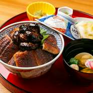 うなぎ通が大絶賛の味は、大切な人と一緒に食べると、さらなる至福の時に。幅広いシーンと予算に対応するメニューが揃い、『小うなぎ丼』など小ぶりサイズもあり、少食の方も本物の味わいを満喫できます。