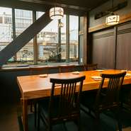 プライベート＆ビジネスの多様なシーンに向く大小の個室を設え。間仕切り調整で最大10名様が集えます。昼は豊富な名物料理を、夜は要予約の『御食事コース』を個室でゆっくり堪能するのがオススメ。