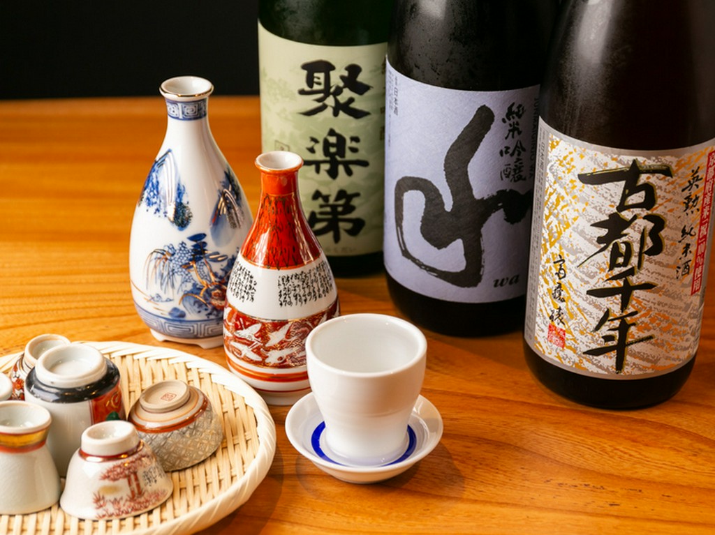 多彩なニーズに応える豊富なドリンクが集い、とくに地酒が秀逸