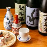 国内外の人々が行き交う四条通沿いの老舗デパート最上階にあり、幅広いニーズに対応する多種多様なドリンクを用意。中でも日本酒が充実し、京都府と東海三県の地酒を中心に全国の銘酒が揃います。
