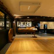 入口近くにガラス張りコーナーを設け、料理人がうなぎを捌く様子を披露。高度な技を要する腹開きの瞬間を間近にできます。うなぎの命を頂いて料理にしている、という想いを伝えるための演出の一つです。