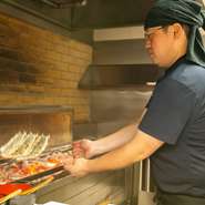 最高峰のうなぎ料理を供しつつ、幅広いゲストが気構えなく楽しめる雰囲気と、気配りが行き届くもてなしに尽力。料理人と接客スタッフの連携も素晴らしく、心地よい空気感の中で格別の美味を満喫できます。