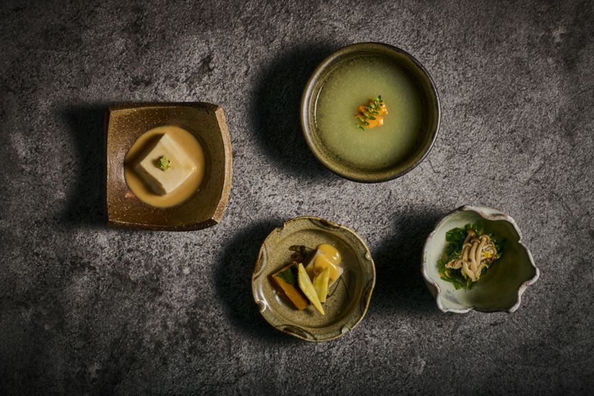 伊勢海老×季節食材で彩る会席もあり、旬の幸も愛でられる