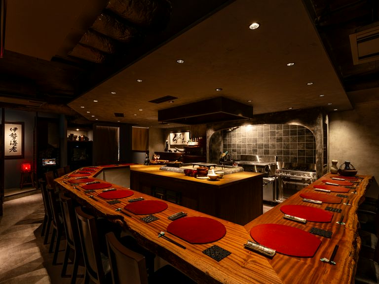 銀座の奥座敷、数寄屋通りに囲炉裏を囲む風雅な空間を設え