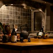 自慢の伊勢海老料理と好相性のお酒のラインナップも圧巻。全国から選りすぐった日本ワイン、日本酒、ジャパニーズウイスキーなどが揃います。通常は入手困難な希少銘柄も多く、ペアリングの楽しみも格別。