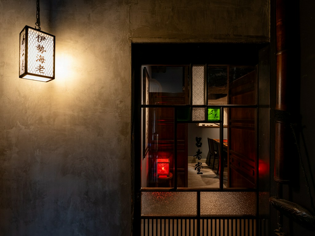 古き良き日本の意匠、家具や陶器などが非日常の食の旅に誘う