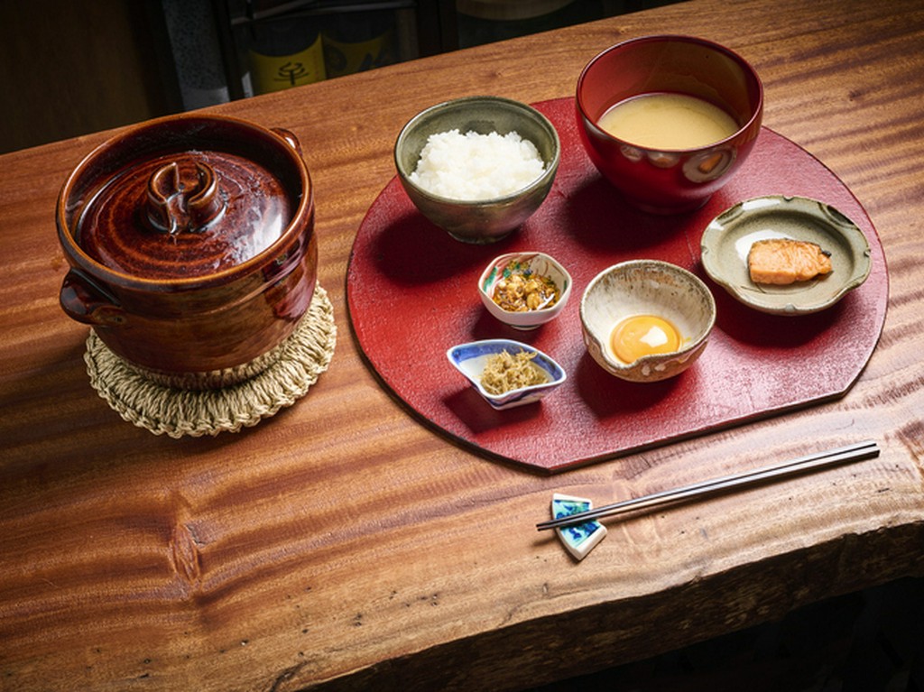 余韻と幸福感がさらに深まる『土鍋銀しゃりと伊勢海老の味噌汁』