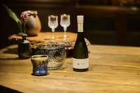 日本各地の名蔵元が醸す旨い地酒を順次、銘柄入れ替えで提供。伊勢海老をはじめ、鮑や雲丹などの高級海鮮、旬食材に綺麗に寄り添う味わいが揃います。隠し酒もあります。
