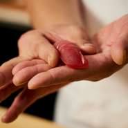 職人の匠技が目の前で繰り広げられるカウンター席。巧みな手さばきによって、次々と一貫が仕上げられていきます。職人としての情熱を感じつつ、握りの真髄をじっくりと堪能。