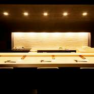 こだわりの鮪、車海老、雲丹などの握りを味わいながら、ゆったり過ごすことができます。凛とした空気の中、高級感を漂わせつつも家庭的な温かさを感じさせてくれる寿司店です。