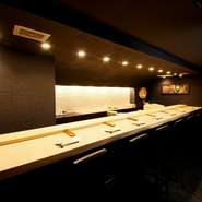 カウンター席での食事は、やはり特別感を抱くのではないでしょうか。ビジネスの席を設けたい方を自然体で迎え入れる店主。肩ひじ張らないもてなしが、多くの人を惹きつけます。