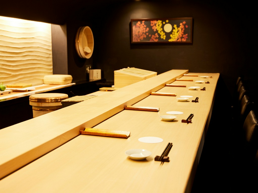 一人で飲み、食事をいただく。一人にふさわしい時間を過ごす