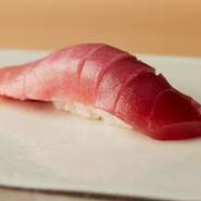 赤身の中にほどよく脂がとけこみ、滑らかな食感が生み出されている中トロ。。口に含んだ瞬間、鼻から香りが抜けていき、味の深みを堪能。また次が欲しくなるおいしさです。