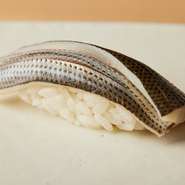 小肌は、米酢と赤酢のブレンド酢に漬けてから使われます。水分を逃し、酸味の中に旨みを凝縮。小肌が持つ個性的な味わいがしっかりと主張され、一口で満足感を得られます。