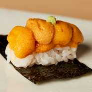 柔らかくすぐに舌の上でとろけはじめる生雲丹は、大ぶりの国産品が吟味されています。雲丹の色鮮やかな表面と独特な風味は、磯の香り漂う海苔の軽い食感と見事に調和。