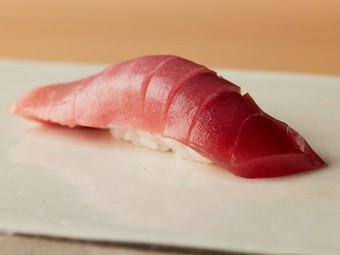 舌触りが良く赤身と脂のバランスが絶妙『近海生本鮪　中トロ』