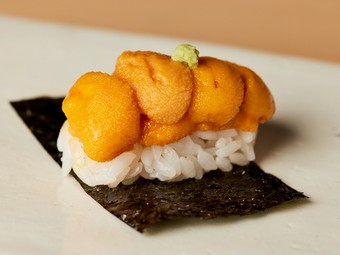 12,000円コースに提供される贅沢な一貫『北海道厚岸産　雲丹』