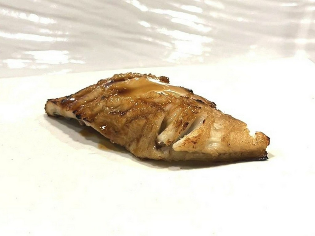 さっぱりとした脂が特徴的で、ふっくら仕上げた『穴子』