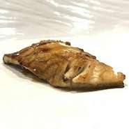 しっかりと身が詰まっている肉厚の穴子を吟味しています。形を崩さないように優しく煮上げ、最後に自家製の詰めをサラリと塗れば完成。ほろほろと口の中でほどけていきます。