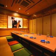 掘り炬燵個室は4部屋ございます。こちらのお席もテーブルのワイドが広くゆったりとした席になっているので各種宴会に使えます。またモニター付きなので「スポーツ観戦」「お好きな映像を流す」事も可能です。