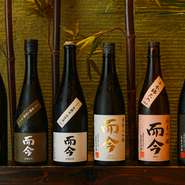 常時約30種類の日本酒を提供。初心者が飲みやすい低アルコールなものから年配者に人気の淡麗辛口の1本まで、通も唸るセレクトで楽しませてくれます。飲み放題も用意されているので、会食にも喜ばれることでしょう。