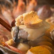 北海道産鱈の白子と茨城産アンコウをふんだんに使用した『痛風鍋』は、オーダー必須。日本酒と合わせて海鮮のおいしさを実感してもらいたいと、昆布だしで素材を引き立て、シンプルな味に仕上げています。