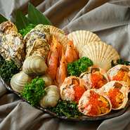 赤海老、帆立、サザエ、白蛤、ホッキ貝、蟹味噌甲羅焼き、イカゴロのホイル焼きなど、約10種類揃う浜焼きは一番人気のメニュー。焼き上がる音や匂いまで絶品です。その日の仕入れ状況で品薄な場合もあり。