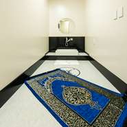 【牛門　匠】では、ムスリムの方も安心できるPrayer Room（祈祷室）を用意しています。店内3階にあり、落ち着いて礼拝ができるよう、清潔感のあるつくりになっています。