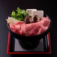 日本を代表するもてなし料理『すき焼き』。外国人を魅了する、厳選霜降り和牛の人気メニューです。自家製の割り下は、卵を絡めるとまろやかな味わいで、贅沢な肉の旨みを堪能できます。
